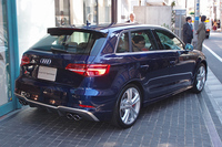 「S3スポーツバック」のリアビュー。