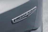 「NIGHT EAGLE」のエンブレム。通常のラインナップにない外装色「スティンググレーC/C」（写真）も設定される。