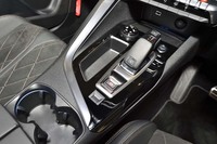 センターコンソールには、シフトセレクターや、雪、砂、泥などの路面状況に応じて駆動輪へのトルク配分とブレーキを制御する「アドバンスドグリップコントロール」の操作ダイヤルが備わる。