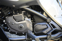 エンジンはBRPの子会社であるオーストリアのロータックス製。1.3リッターの3気筒自然吸気で、110psの最高出力と130Nmの最大トルクを発生する。