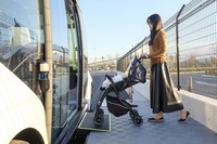 乗降時はステップがせり出すため、ベビーカーや車いすのユーザーも容易に乗り降りできる。