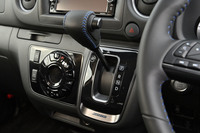 ブルーステッチ入りの本革巻きシフトノブや、「AUTECH」エンブレムが付くダークサテンクローム仕上げのセンタークラスターなどで、運転席まわりをドレスアップ。