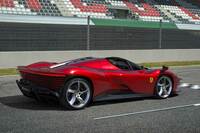 「デイトナSP3」は、フェラーリの「Icona（イーコナ）」シリーズに属する限定モデル。着脱可能なハードトップが備わる。