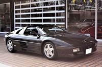 この度試乗した後期型（94年式）の「348GTS」。