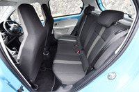 後席は2人がけで、乗車定員は4人。リアのドアガラスはチルトするだけで開閉ができないため、カメラマン泣かせの撮影となった。