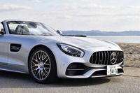 「AMG GT Cロードスター」は、「AMG GT」をベースに、公道走行可能なレーシングモデル「AMG GT R」の技術を取り込んだ、シリーズ随一のエクスクルーシブモデルという位置付け。車両価格は2323万円。