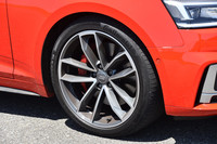 足元の仕様は225/35R19サイズのタイヤとツートンの19インチアルミホイールの組み合わせ。赤いブレーキキャリパーがアクセントとなっている。