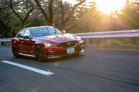 前後ウィンドウを固定する接着剤に「GT-R」と同じタイプの高剛性タイプを採用。補剛部品等を追加することなしに車両全体のねじり剛性が15％アップしている。