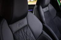 エンボス加工された「RS」ロゴがヘッドレスト下部に入るスポーツシートは、「RS 3」に標準で装備されるアイテム。ファインナッパレザーの表皮もオプションで選択できる。