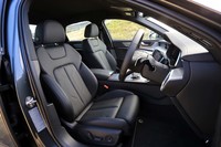 「Sライン」にはバルコナレザー表皮の電動スポーツシートが備わる。