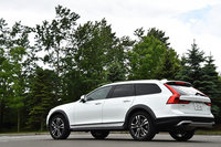 
	2017年2月に「S90」「V90」と同時に国内導入された「V90クロスカントリー」。専用サスペンションを採用し、210mmの最低地上高を確保している。
	