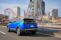 今回試乗した車両の外装色は、ブラックダイヤモンドルーフとオプションの「ヴァーティゴブルー」のコンビネーション。これを含め「3008 GTハイブリッド4」には全5種類のボディーカラーが設定されている。