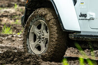標準装備されるBFグッドリッチ製のマッドテレインタイヤ。ぶ厚く傷に強いサイドウォールにもゴツゴツとしたブロックが施されており、タイヤが沈み込むような深いぬかるみでも、高いトラクションを発揮する。