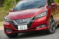 精悍（せいかん）な印象のフロントマスク。新たに日産のデザインシグネチャーである「Vモーショングリル」を採用している。