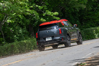 足まわりはフロントがストラットでリアがマルチリンク。これまでの「JCW」とは一線を画す、どちらかといえば穏やかな乗り味だ。