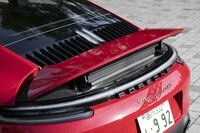 速度に応じて立ち上がるリアウイングは、コックピットからの手動操作も可能。