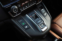 レバー式のシフトセレクターを採用するガソリンターボエンジン車に対して、ハイブリッド車はスイッチ式となる。シフトパドルも標準装備する。