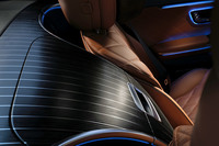 後席キャプテンシート仕様のリアバルクヘッドまわり。インテリアのデザインは、ボートやヨットのキャビンに通じる有機的なものとなっている。