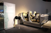 
	ボルボは子供の安全にも取り組んでいる。大人に比べて子供は頭部が大きく重い。脇のヘルメットは子供の頭の重さを大人が体感するためのもの。それだけ子供は頸部（けいぶ）の負担が大きいので、守ることが大事だ。
	