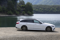 「スポーツ」は「AMGラインパッケージ」などの人気アイテムを標準装備としているのが特徴。足まわりにはスポーツサスペンションを装備する。