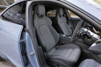 ヘッドレスト一体型のスポーツシート。「レザーフリーパッケージ」を選択した試乗車のそれは、ウールのような風合いのカスケードクロスと人工皮革で仕立てられている。