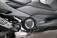 エンジンについては排気量を561ccに拡大するとともに、吸排気系や動弁系を改良。動力性能の向上と静粛性の改善を果たしている。