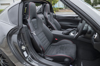 「ロードスターRF」の最上級グレード「RS」には、レッドのパイピングが施されたレカロ製シート（写真）が装着される。