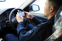 車両の点検・整備に際しては、クルマの状態や各チェック項目を、ひとつずつスマートフォンで撮影しながら確認していく。