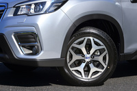 「ツーリング」のタイヤサイズは225/60R17。テスト車にはブリヂストンのSUV用タイヤが装着されていた。