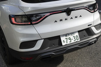 リアにも新しいルノーロゴが備わる。テールランプはクリアな部分の面積が拡大し、よりシャープな雰囲気になった。