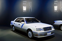 発表会場に展示されていた10代目「クラウン」。「クラウン マジェスタ」は一足先にモノコックとなっていたが、“本家”のクラウンがフレーム付きボディーに別れを告げたのは、この代になってからだった。