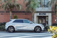 全長×全幅×全高＝4635×1890×1645mmという堂々たるサイズの「アイオニック5」。ボディーカラーは写真の「サイバーグレーメタリック」を含む全6色がラインナップされる。