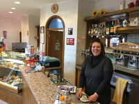 ドーポラヴォーロのバーカウンター。今や会員以外も歓迎。店員さんが笑顔で迎えてくれた。