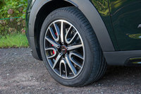 「ジョンクーパーワークス」のタイヤサイズは225/50R18が標準。オプションで、19インチアルミホイールと225/45R19サイズのタイヤも用意されている。