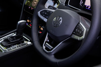 新デザインのヒーター機能付きステアリングホイールは、「パサート オールトラック」全車で標準装備となるアイテム。進化したACC「トラベル・アシスト」の操作系は、左スポーク部分に集約されている。