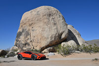 帰路では「ジャンボロックス・キャンプグラウンド」の巨石の脇で記念撮影。こんな寄り道ができるのも「ウラカン ステラート」ならではだろう。