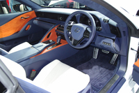 運転時の高揚感を意識してデザインされたインテリア。写真は上と同じ「LC500h“Lパッケージ”」のもの。