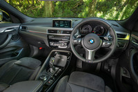 エアコンの操作パネルやセンタースクリーンは、ドライバー側に向けてレイアウトされている。