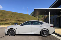 FRスポーツセダンのお手本のようなスタイリングも「レクサスIS500」の魅力。ボディーサイズは全長×全幅×全高＝4760×1840×1435mmで、日本の道でも使いやすそうだ。