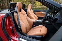 「M40i」に標準装備される「Mスポーツシート」。深さのある座面と張り出したサイドサポートにより、ホールド性が高められている。