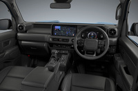 「ランドクルーザー“FJ”」のインテリア。車両姿勢が認知しやすい水平基調のインストゥルメントパネルや、視点移動が少なくなるよう機能を集約したモニター、スイッチ類、自然な操作ができるシフトノブなどを採用している。