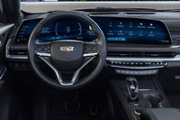 湾曲したデザインで視認性に優れる9K解像度の「33インチアドバンストカラーLEDディスプレイ」を中心に大きくリニューアルされたインテリア。