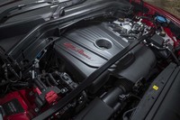 1750rpmという低回転域で470Nmもの最大トルクを発生する2.14リッター直4ターボディーゼル。燃費はWLTCモードで16.0km/リッターを記録する。