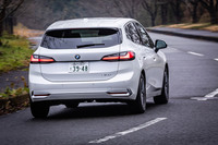 高精度カメラとレーダーを駆使した、最新のドライビングアシストシステムの搭載も新型「2シリーズ アクティブツアラー」のセリングポイント。直近50mの低速走行を再現しながらバックする「リバースアシスト」も全車に標準装備されている。