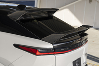 ド派手なカーボンエアロパーツはエアレースパイロットの室屋義秀選手のプロデュースによるもの。巨大なリアスポイラーを2段重ねで装備する。