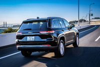 サスペンションは前後マルチリンク式。低速でのゴツゴツが少し気になった乗り心地も、速度が高まるほどにしやなかに、そしてフラットに落ち着いてくる。