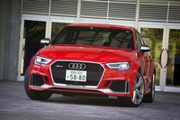 シングルフレームグリルを囲むマットシルバーのパーツ（オプション）が控えめに主張するフロントマスク。ブラックのメッシュ部分はダミーではなく、すべて導風口として機能する。