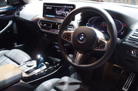 「iX3」のコックピット。スタート／ストップボタンやシフトノブのまわりなどに青色を配し、通常の「X3」との差異化が図られている。