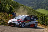 勝田貴元がステアリングを握る「トヨタ・ヤリスWRC」。ブドウ畑を縦横無尽に走る、狭く荒れたコースには、写真のようなつづら折れのヘアピンも多く、そういった場所には必ずギャラリーが陣取っている。