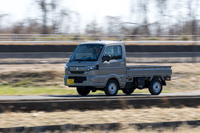 舗装されたあぜ道を走る「キャリイ」。ホイールベースはわずか1905mmで、最小回転半径は3.6mという小ささだ。